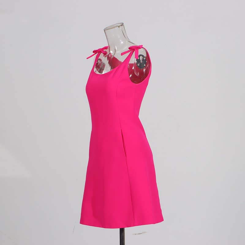 Robe à bretelles avec nœud cousu